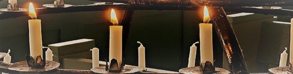 Kynttilöitä palamassa kynttelikössä.